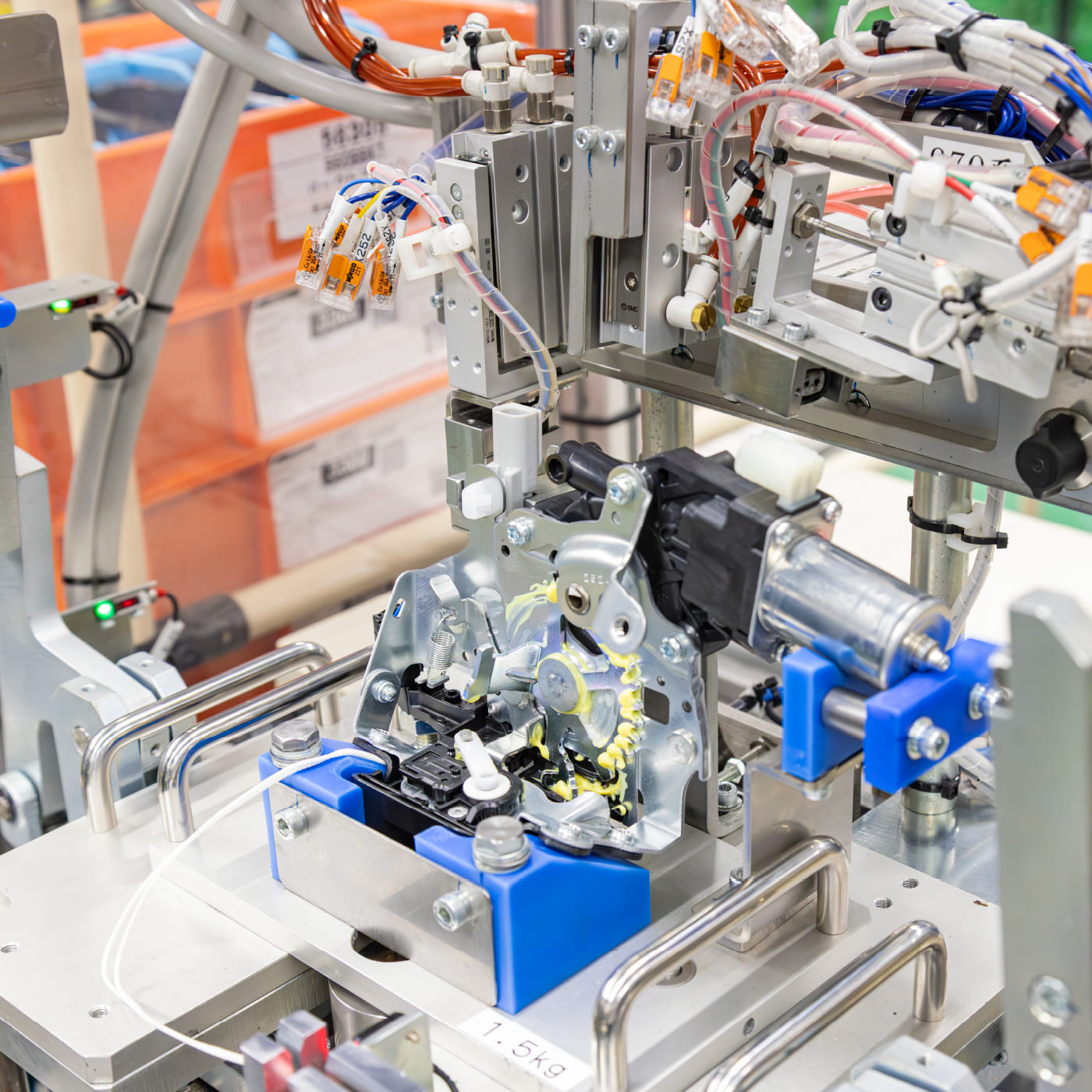 ロボット5台と作業者1人にまで省人化。