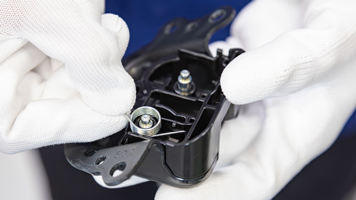 生産開始が迫る中、図面にない寸法差と奮闘。