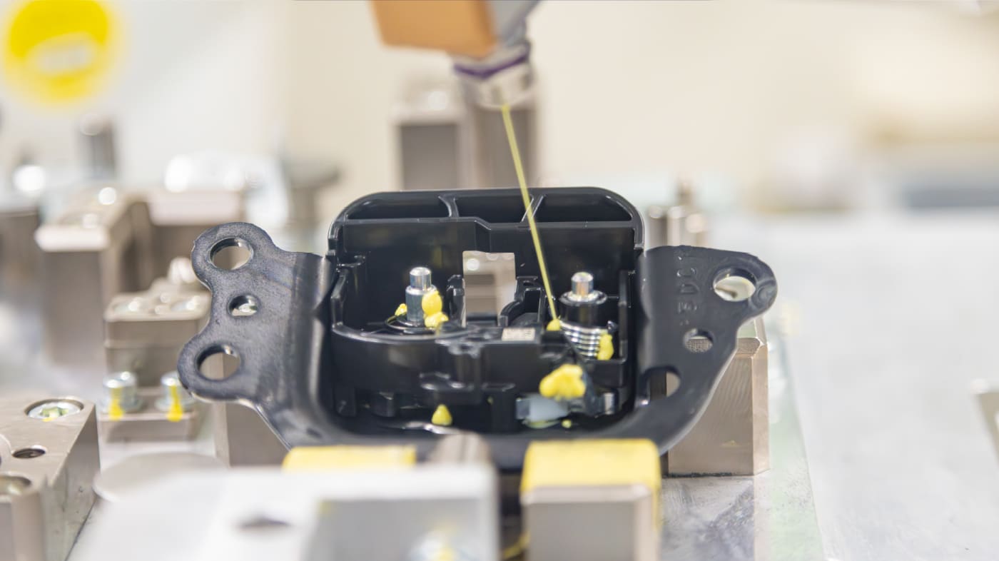 生産開始が迫る中、図面にない寸法差と奮闘。